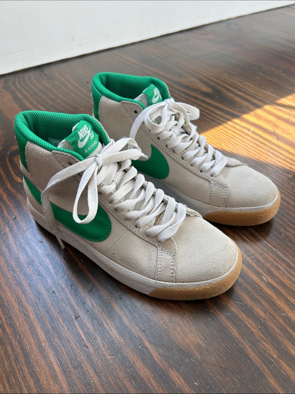 Nike SB BlazerMid Kids Mid-Top Sneakers in Cream and Green